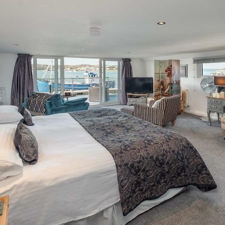 Houseboat Harbourside View Bed & Breakfast Нюпорт Екстериор снимка