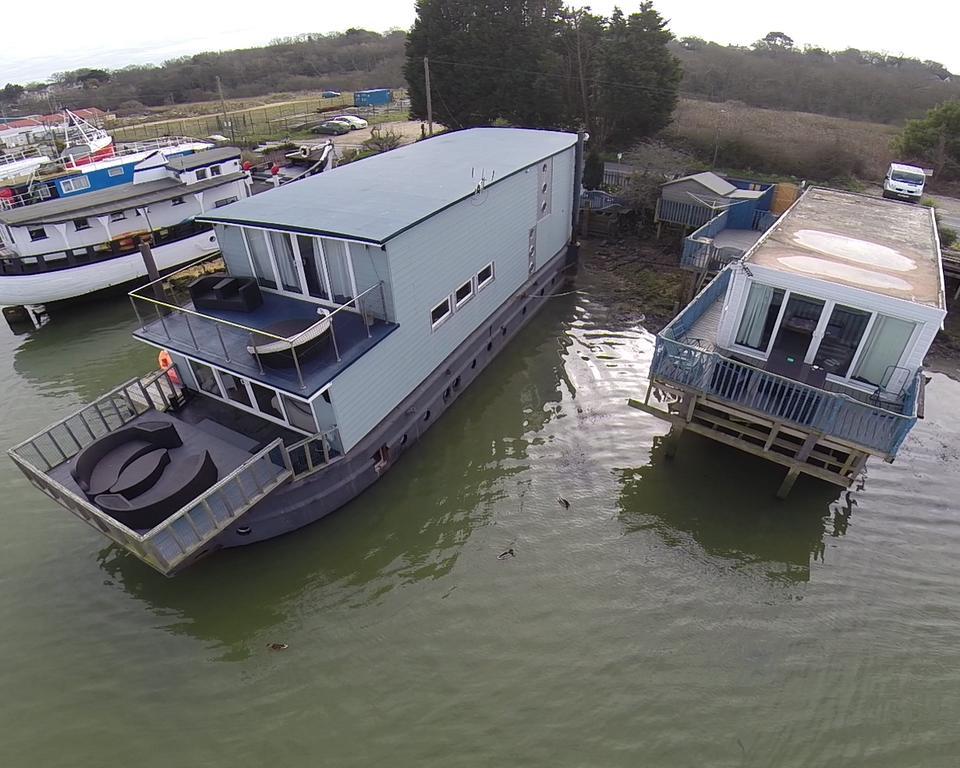Houseboat Harbourside View Bed & Breakfast Нюпорт Екстериор снимка