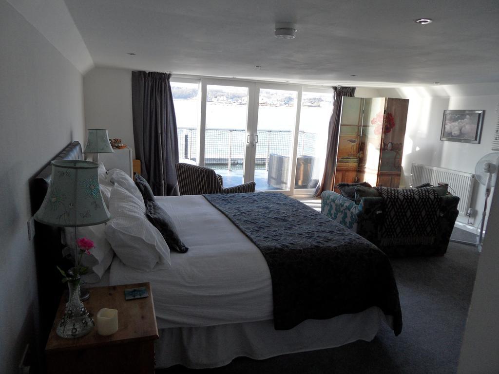 Houseboat Harbourside View Bed & Breakfast Нюпорт Екстериор снимка