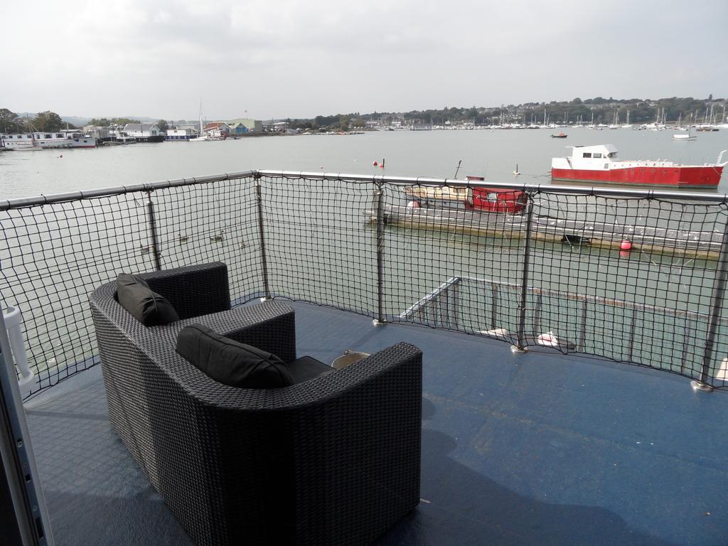 Houseboat Harbourside View Bed & Breakfast Нюпорт Стая снимка