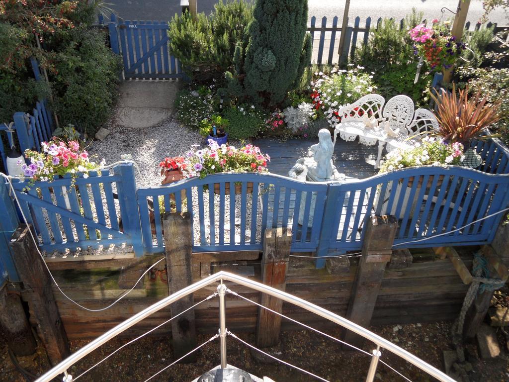 Houseboat Harbourside View Bed & Breakfast Нюпорт Стая снимка