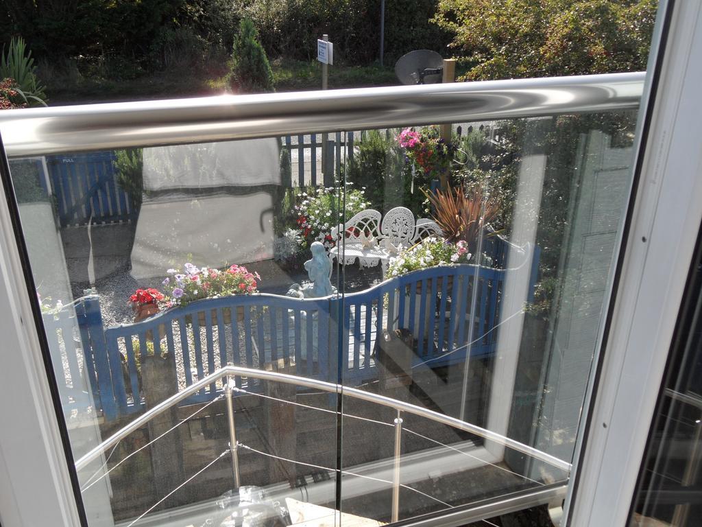 Houseboat Harbourside View Bed & Breakfast Нюпорт Стая снимка