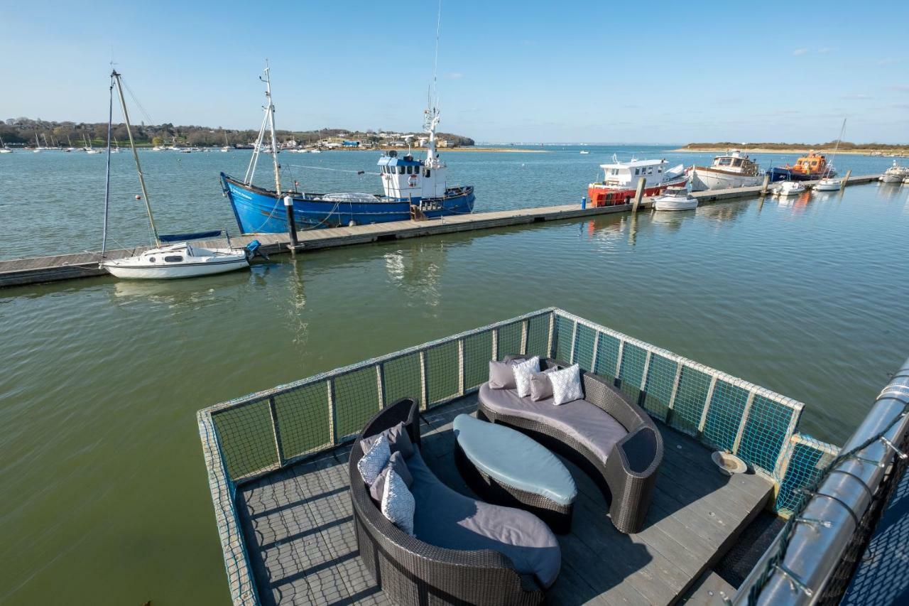 Houseboat Harbourside View Bed & Breakfast Нюпорт Екстериор снимка