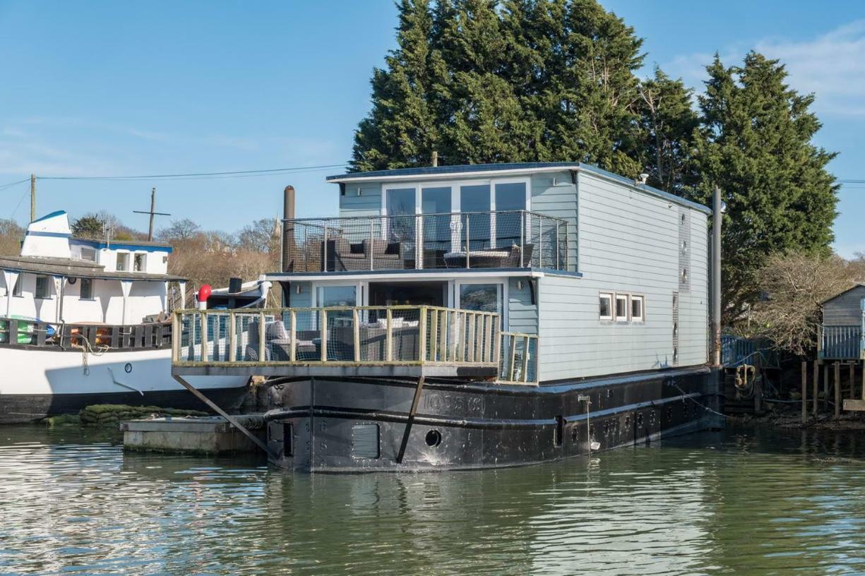 Houseboat Harbourside View Bed & Breakfast Нюпорт Екстериор снимка
