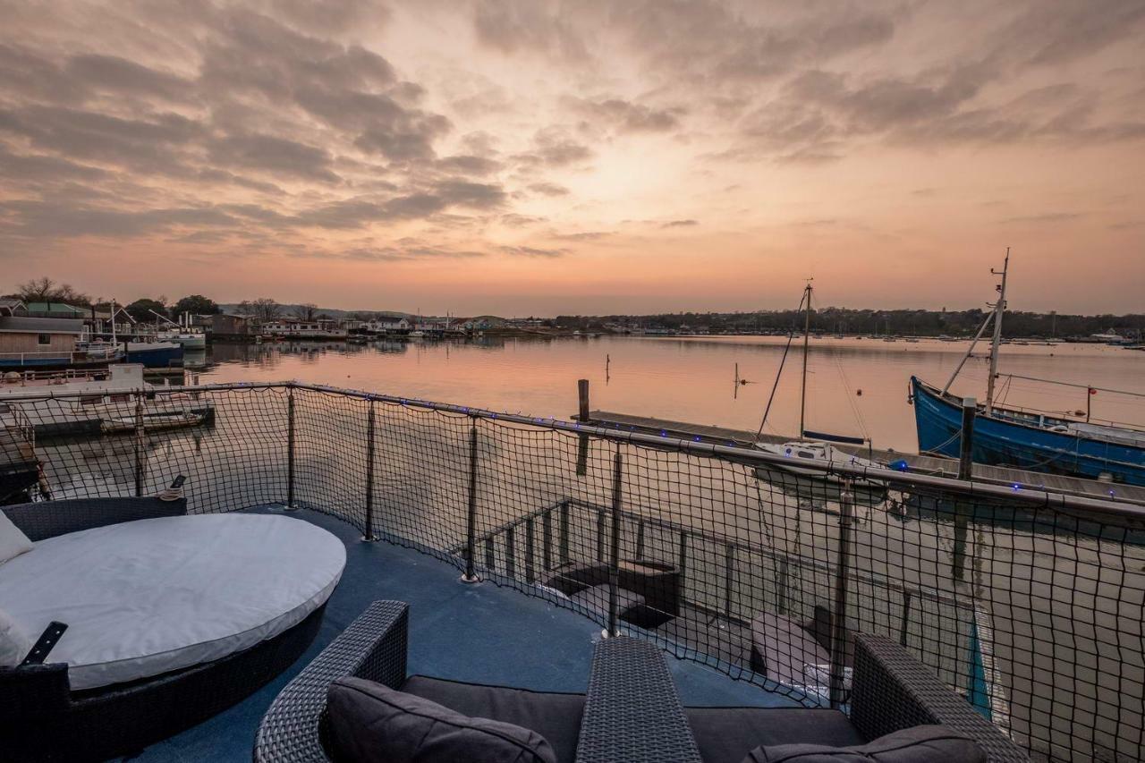 Houseboat Harbourside View Bed & Breakfast Нюпорт Екстериор снимка