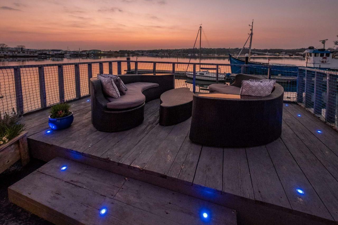 Houseboat Harbourside View Bed & Breakfast Нюпорт Екстериор снимка