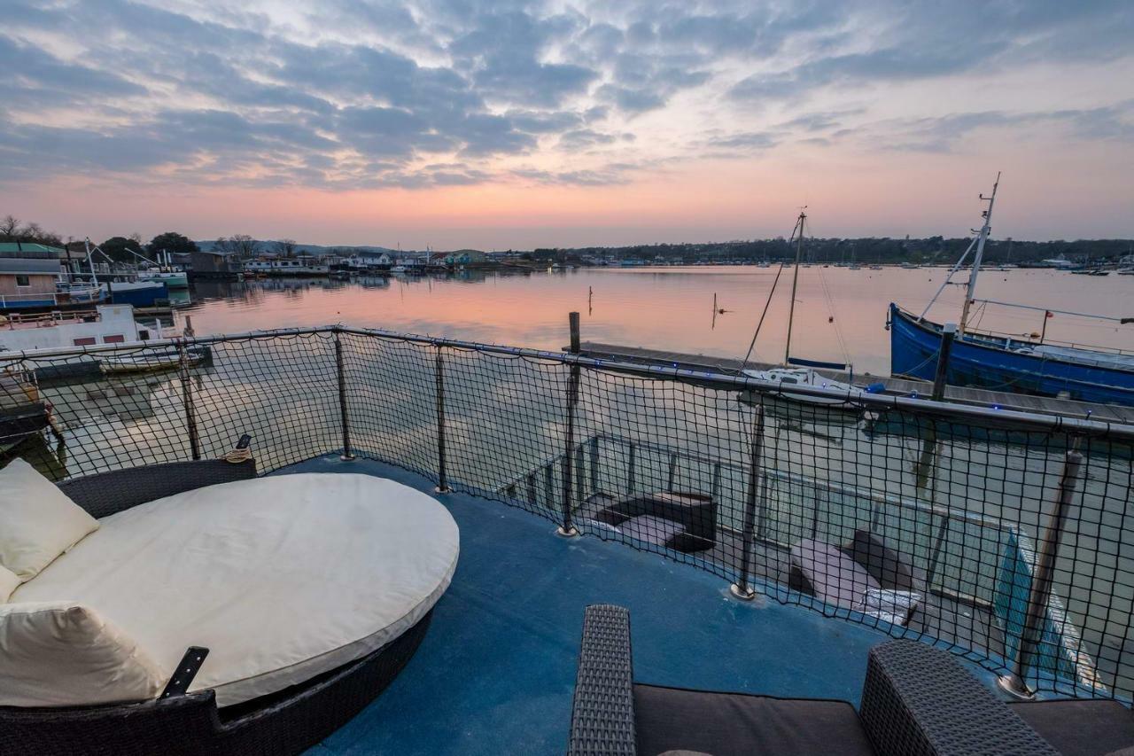 Houseboat Harbourside View Bed & Breakfast Нюпорт Екстериор снимка
